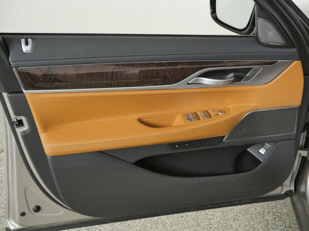 Thumbnail: 2022 BMW 7 Series - 38