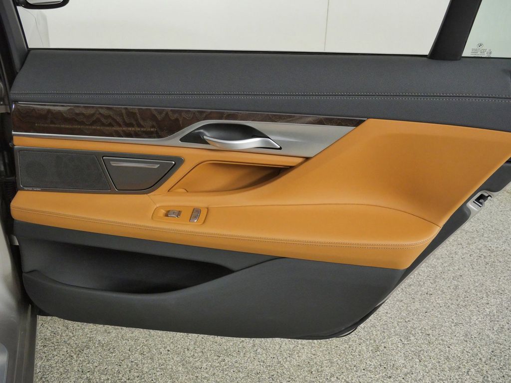 Thumbnail: 2022 BMW 7 Series - 32