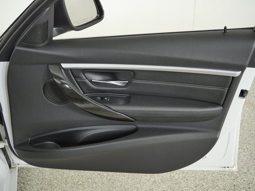 Thumbnail: 2017 BMW 3 Series - 27