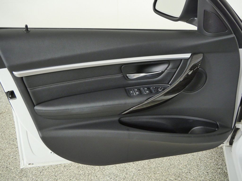 Thumbnail: 2017 BMW 3 Series - 35
