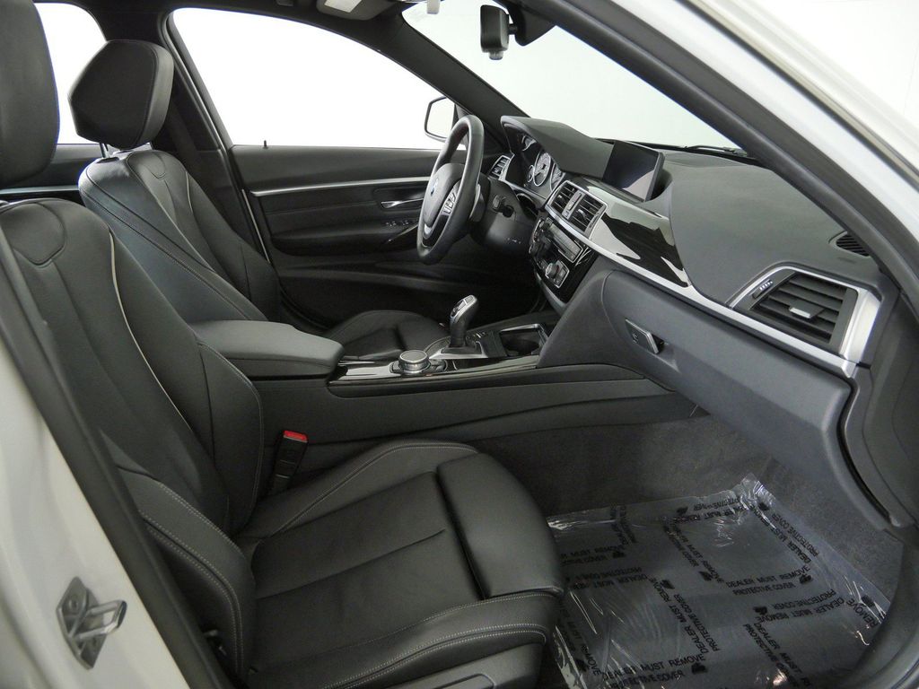Thumbnail: 2017 BMW 3 Series - 9