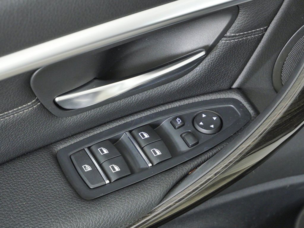 Thumbnail: 2017 BMW 3 Series - 38