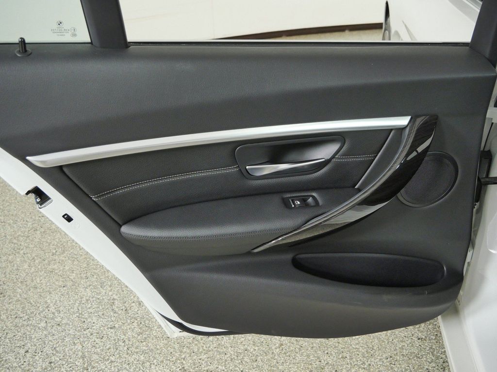 Thumbnail: 2017 BMW 3 Series - 32