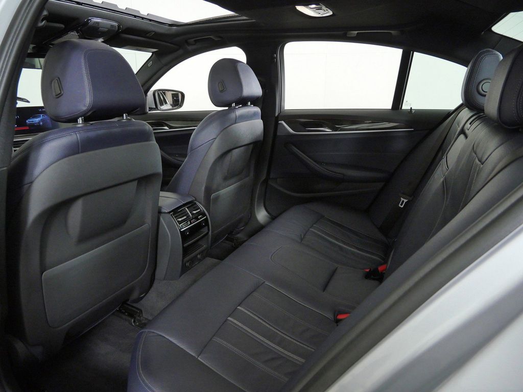Thumbnail: 2017 BMW 5 Series - 34