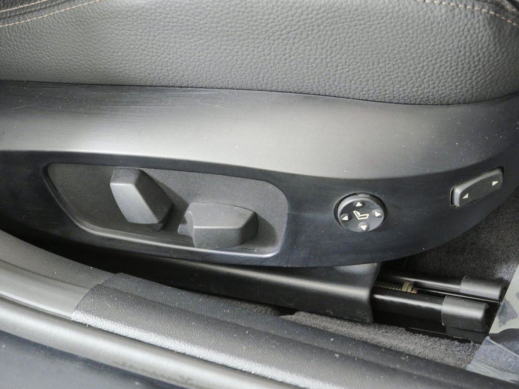 Thumbnail: 2011 BMW 3 Series - 28