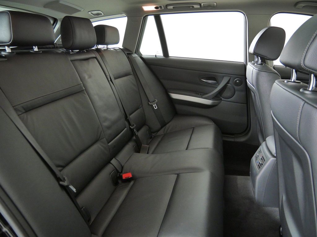Thumbnail: 2011 BMW 3 Series - 31