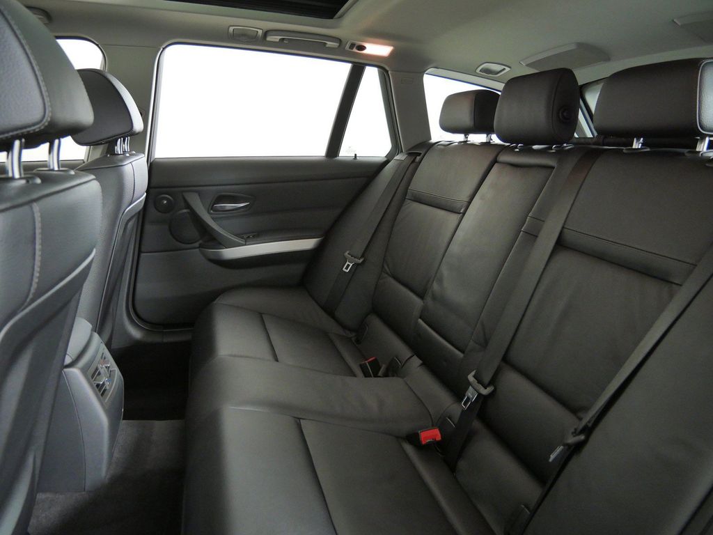 Thumbnail: 2011 BMW 3 Series - 34