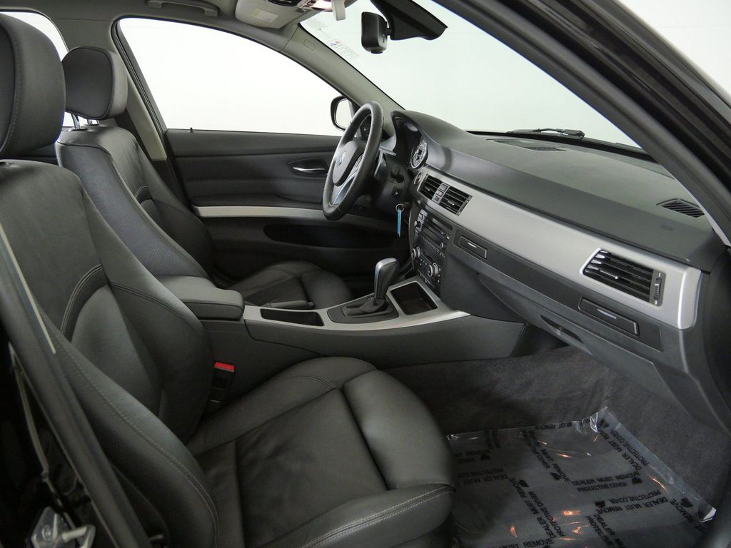 Thumbnail: 2011 BMW 3 Series - 10