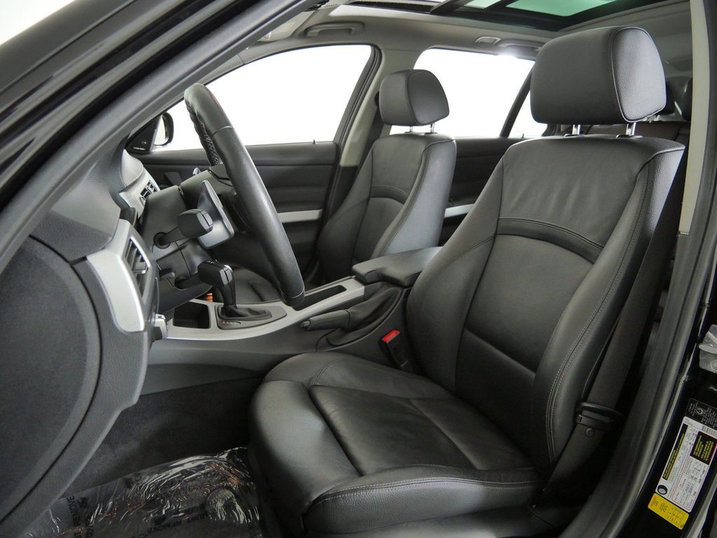 Thumbnail: 2011 BMW 3 Series - 36