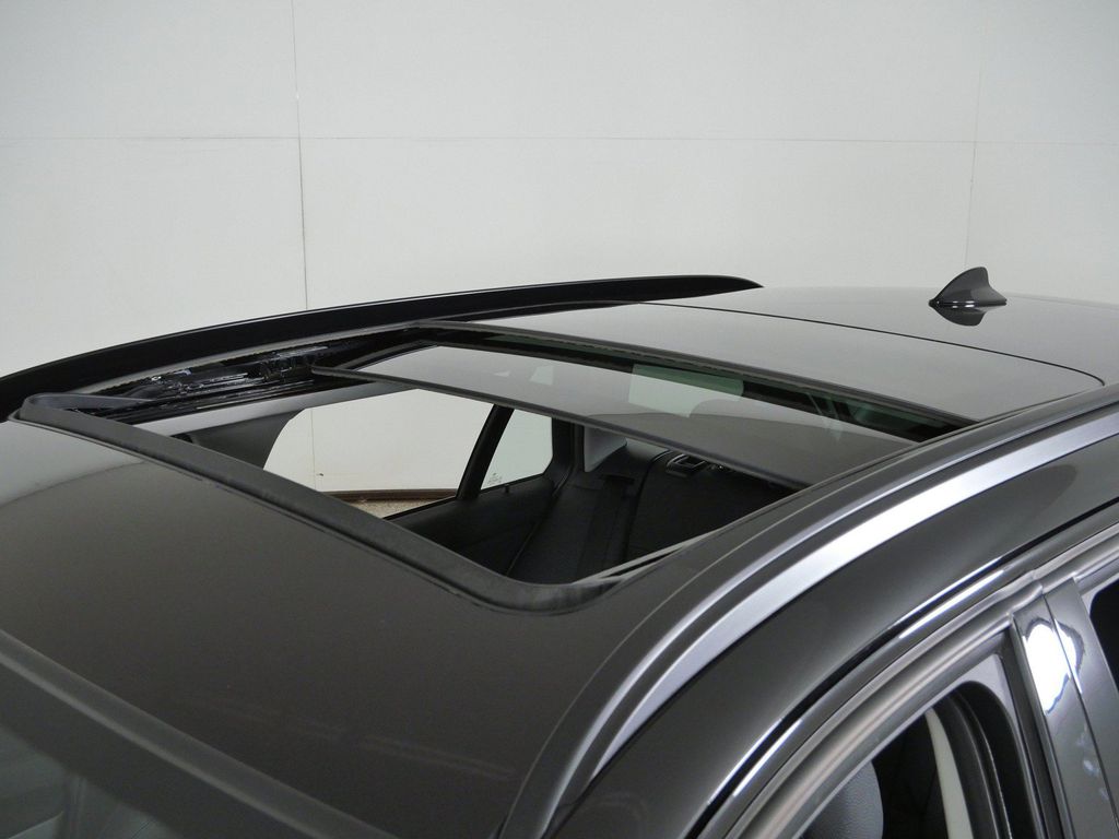Thumbnail: 2011 BMW 3 Series - 26