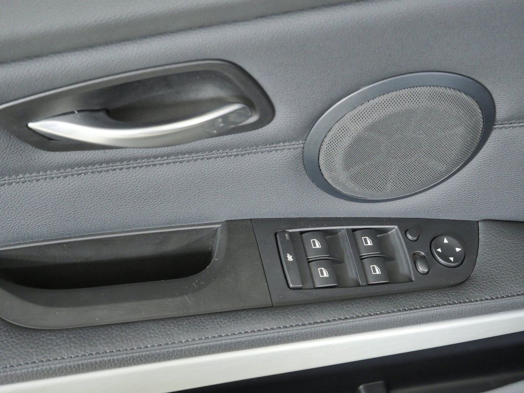 Thumbnail: 2011 BMW 3 Series - 37