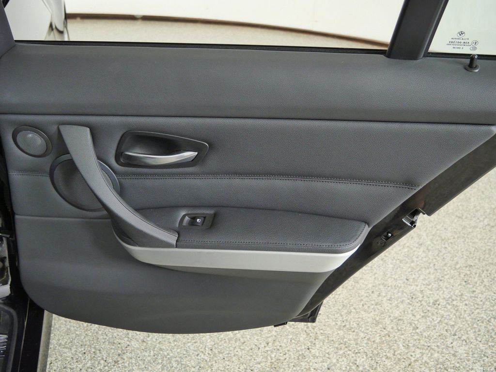Thumbnail: 2011 BMW 3 Series - 30