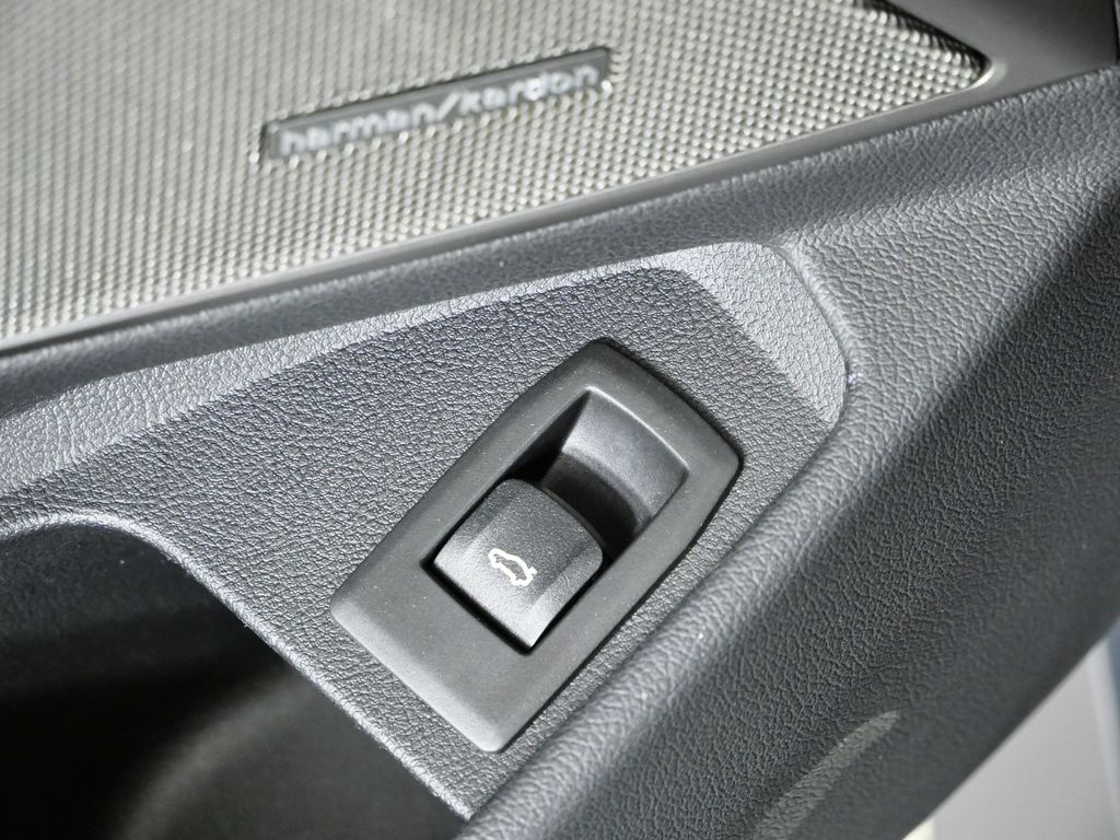 Thumbnail: 2022 BMW M3 - 40