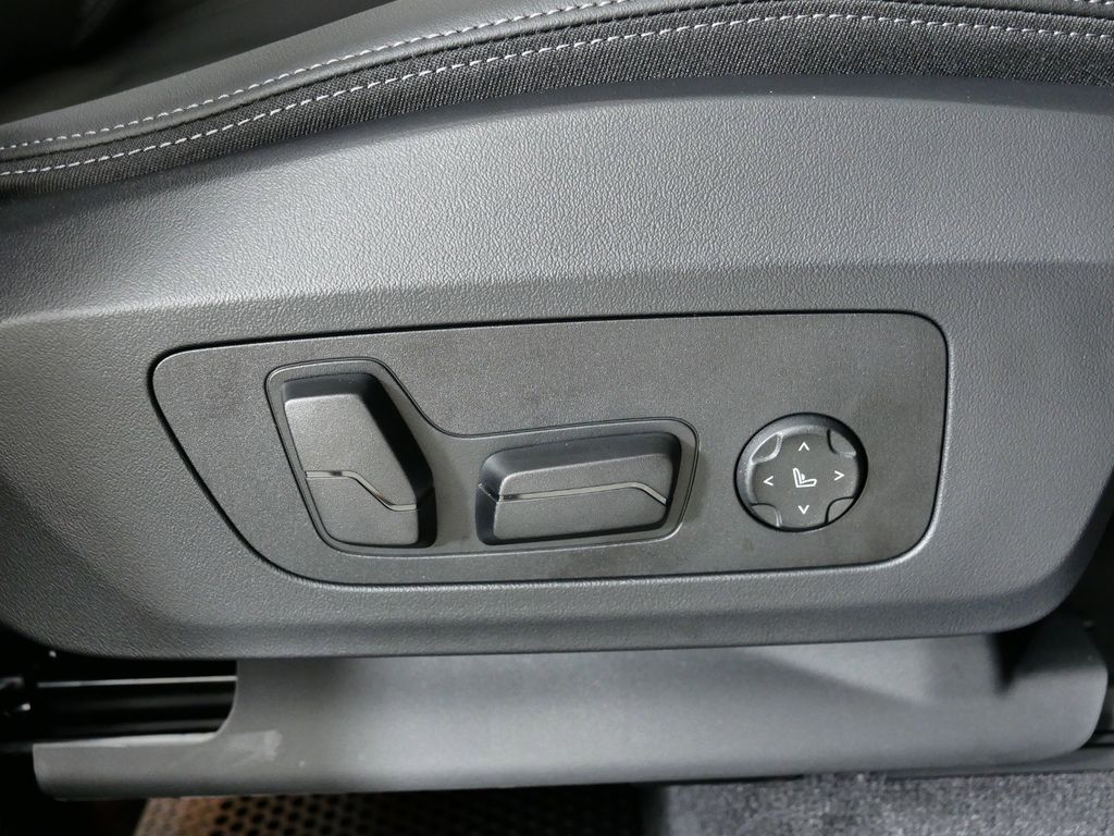 2025 BMW X1 xDrive28i 30