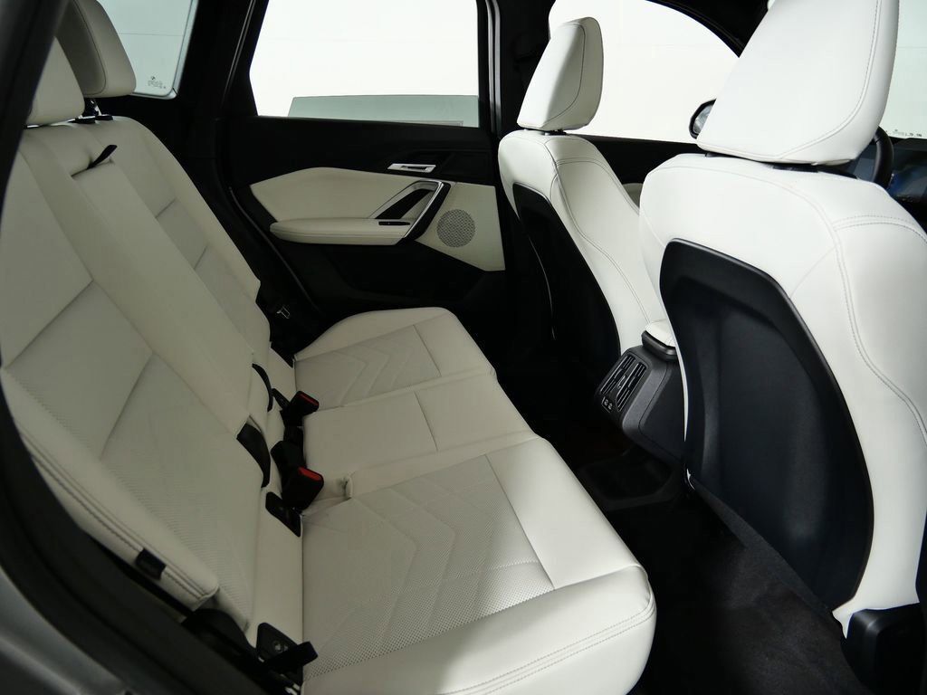 Thumbnail: 2026 BMW X1 - 10
