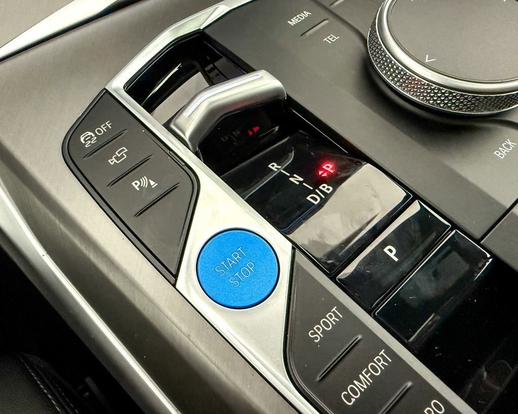 Thumbnail: 2025 BMW i4 - 9