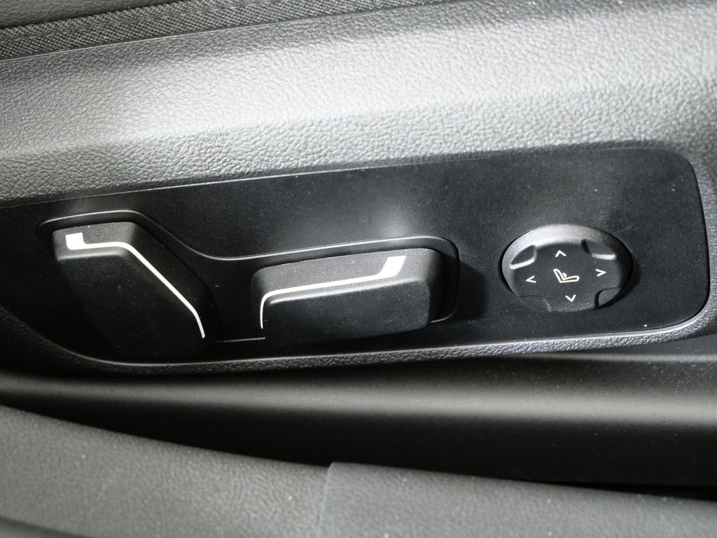 Thumbnail: 2025 BMW i4 - 30