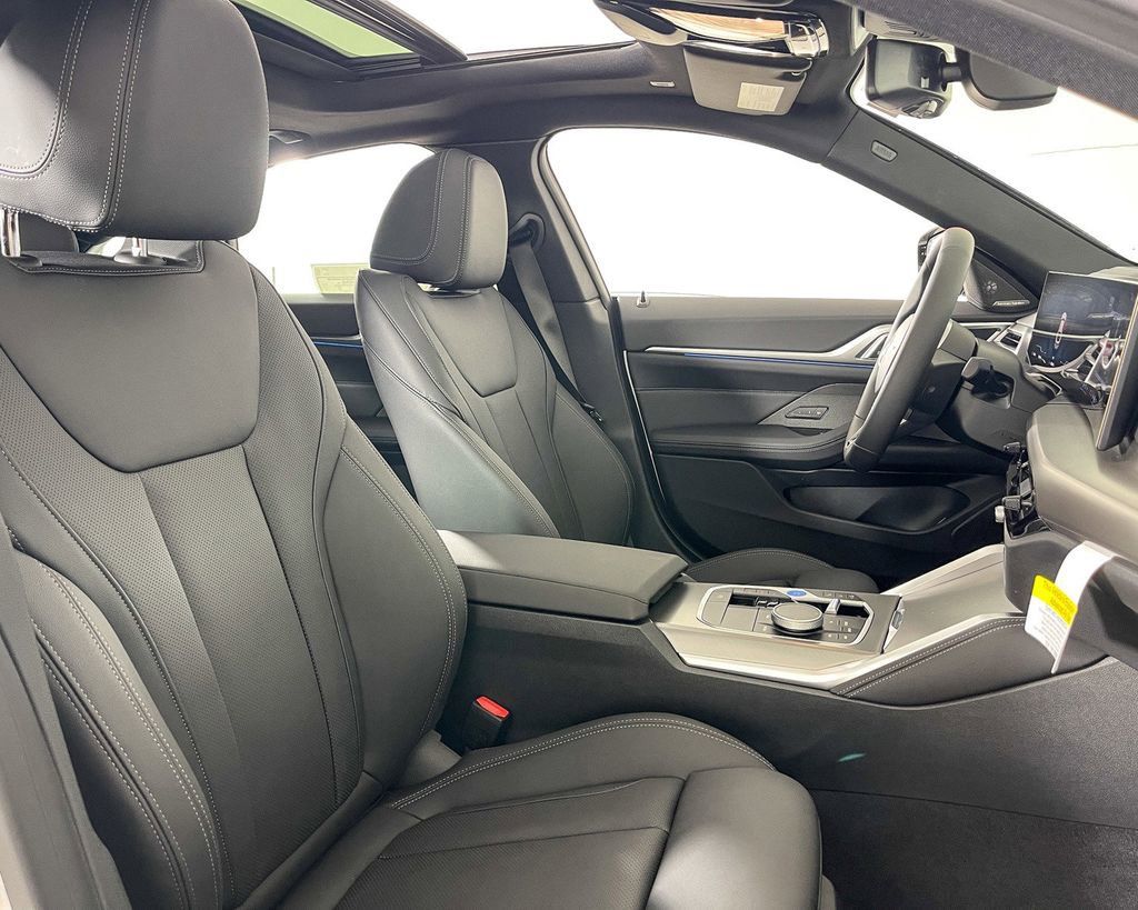 Thumbnail: 2025 BMW i4 - 9