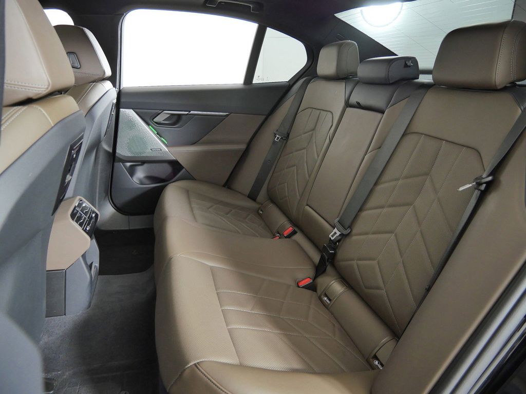 Thumbnail: 2026 BMW i5 - 34