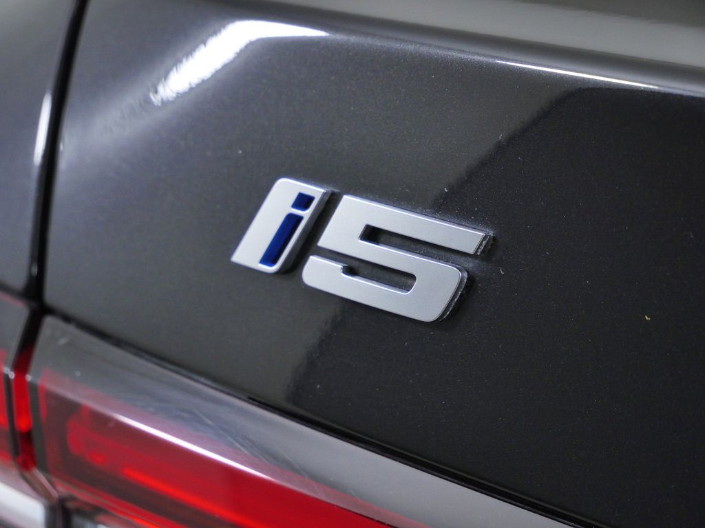 Thumbnail: 2026 BMW i5 - 24