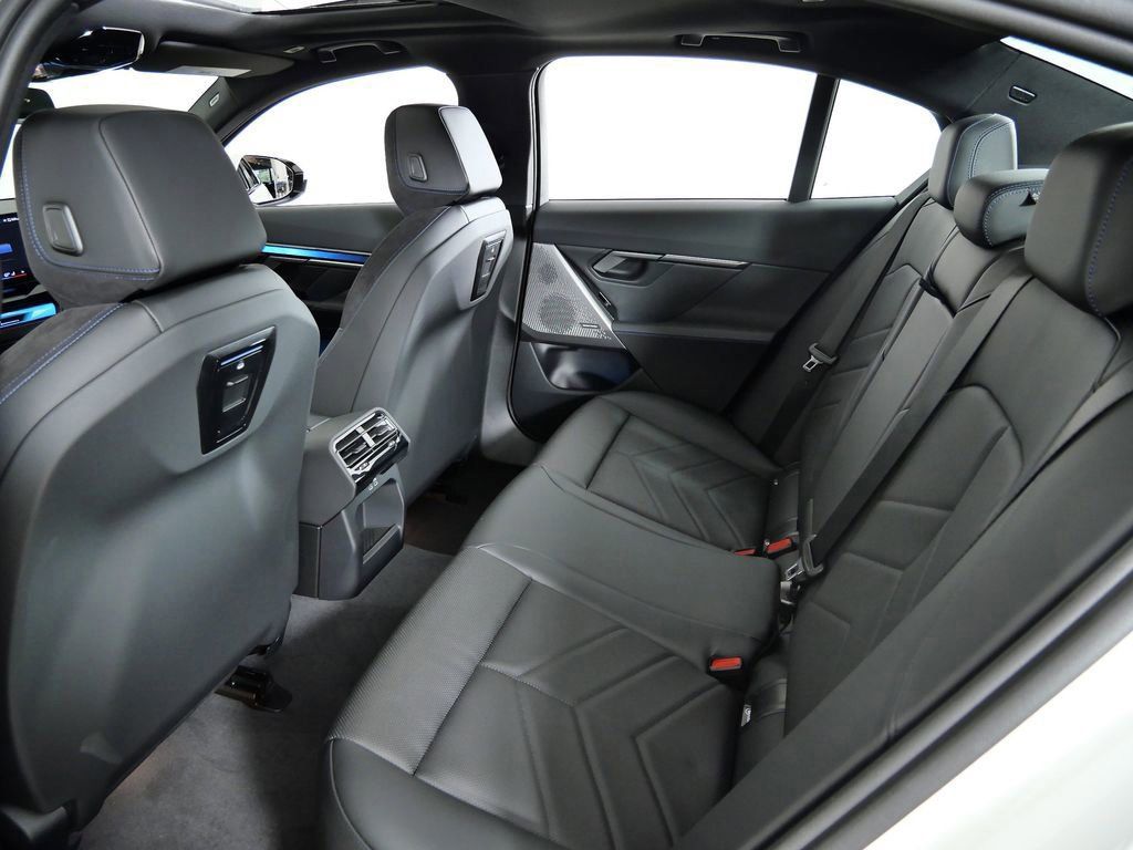 Thumbnail: 2026 BMW i5 - 34