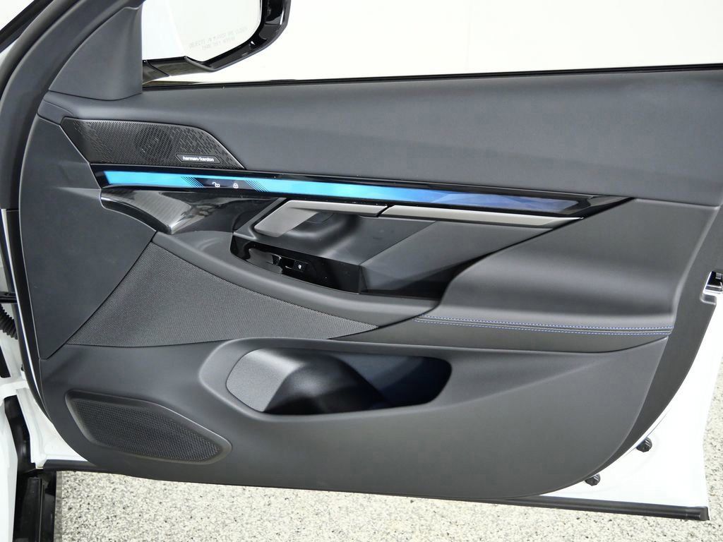 Thumbnail: 2026 BMW i5 - 28