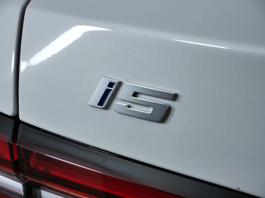 Thumbnail: 2026 BMW i5 - 24