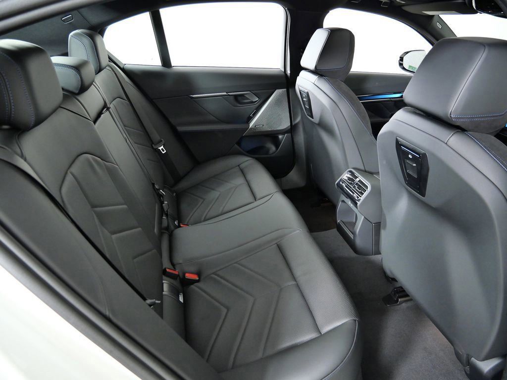 Thumbnail: 2026 BMW i5 - 10