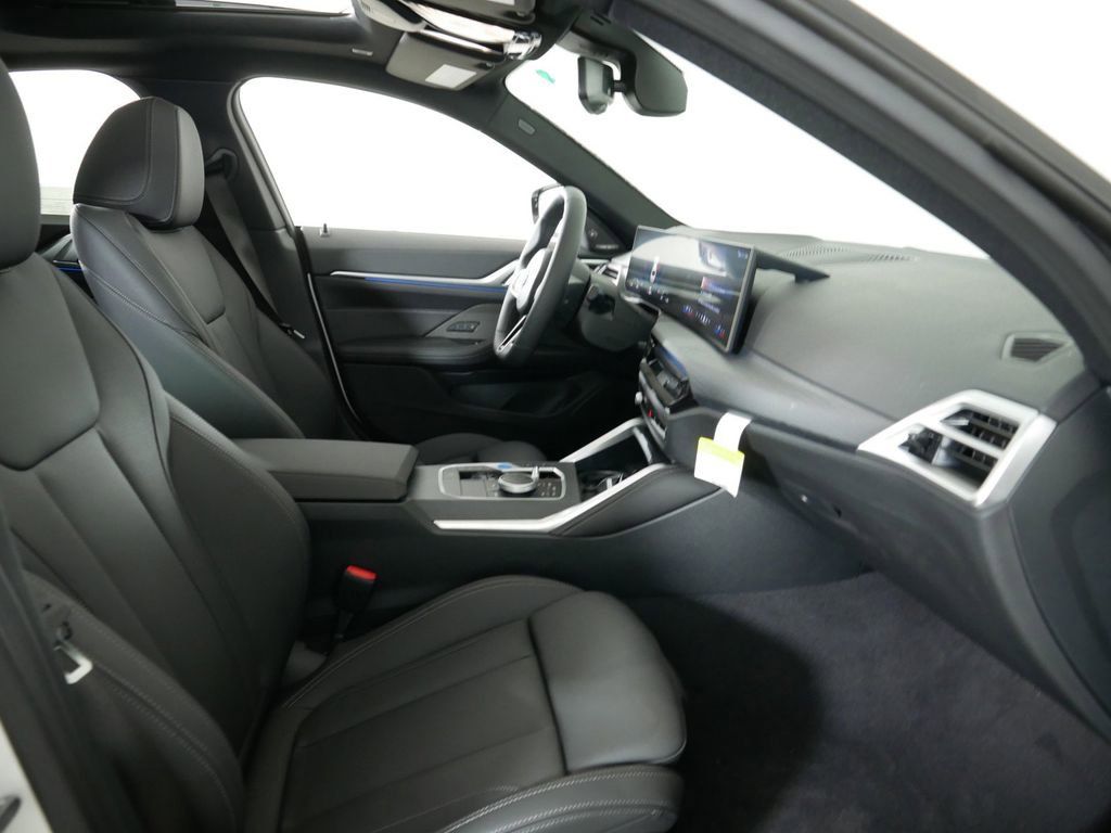 Thumbnail: 2025 BMW i4 - 10