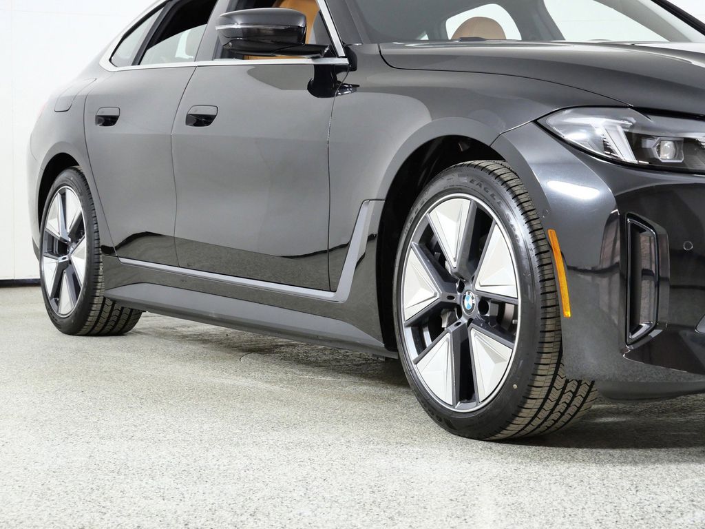 Thumbnail: 2026 BMW i4 - 9