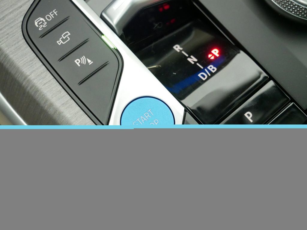 Thumbnail: 2025 BMW i4 - 17