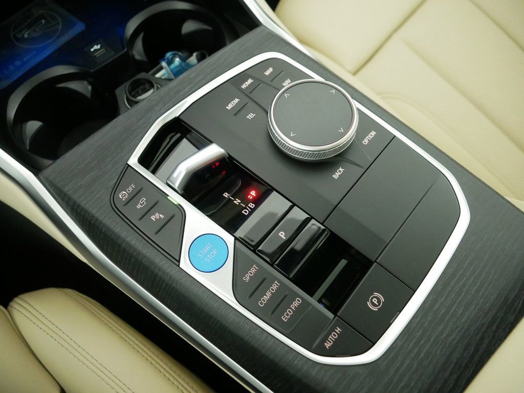 Thumbnail: 2025 BMW i4 - 13
