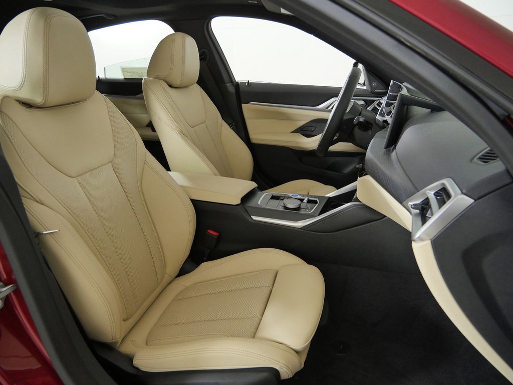 Thumbnail: 2026 BMW i4 - 10