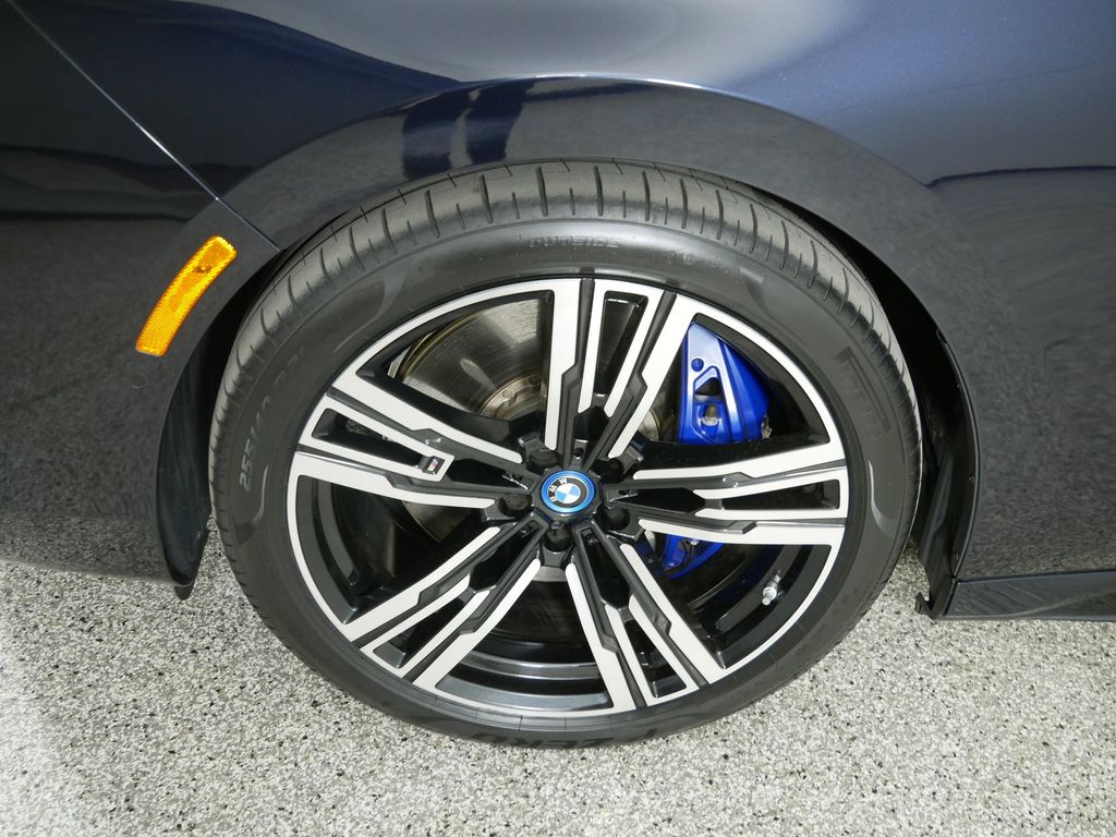 Thumbnail: 2023 BMW i7 - 28