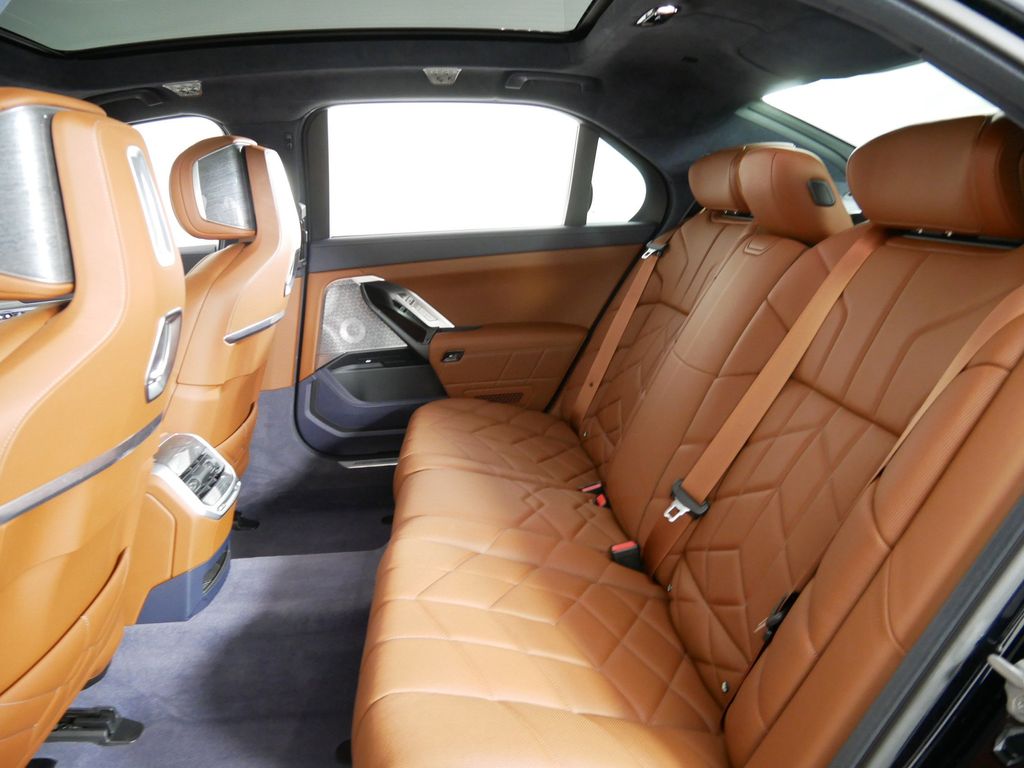 Thumbnail: 2023 BMW i7 - 34