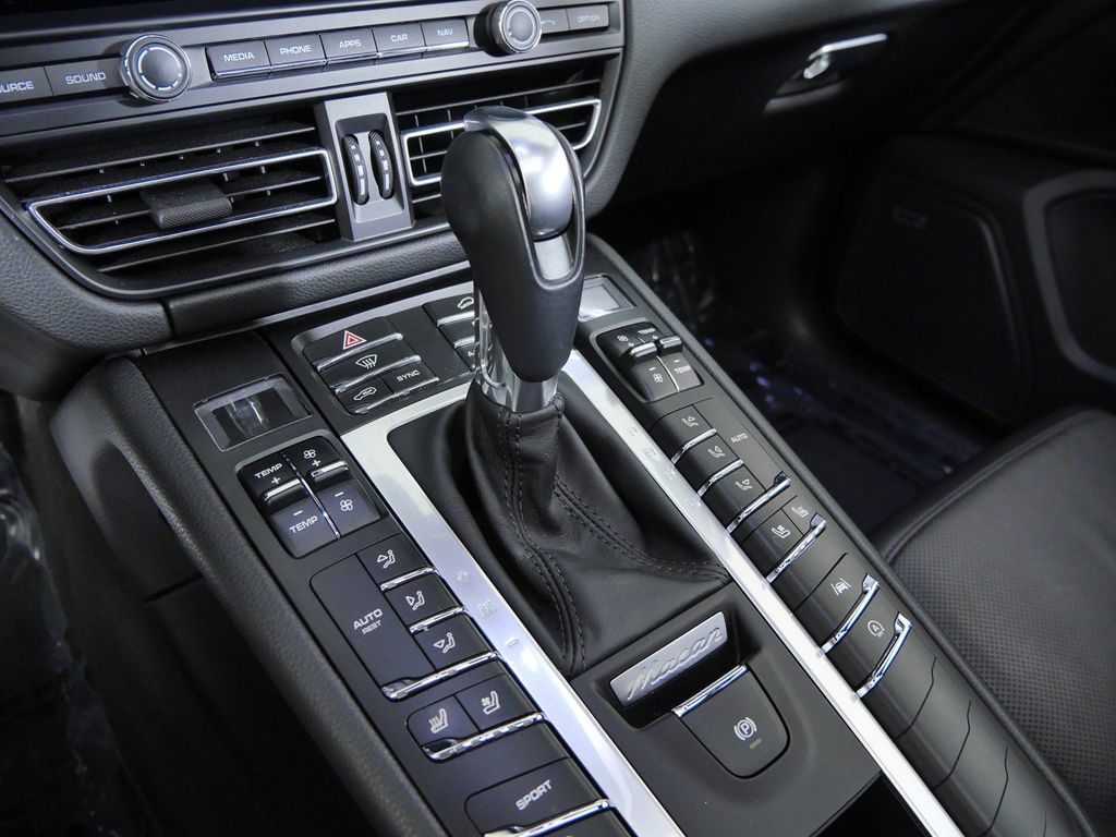 Thumbnail: 2021 Porsche Macan - 14