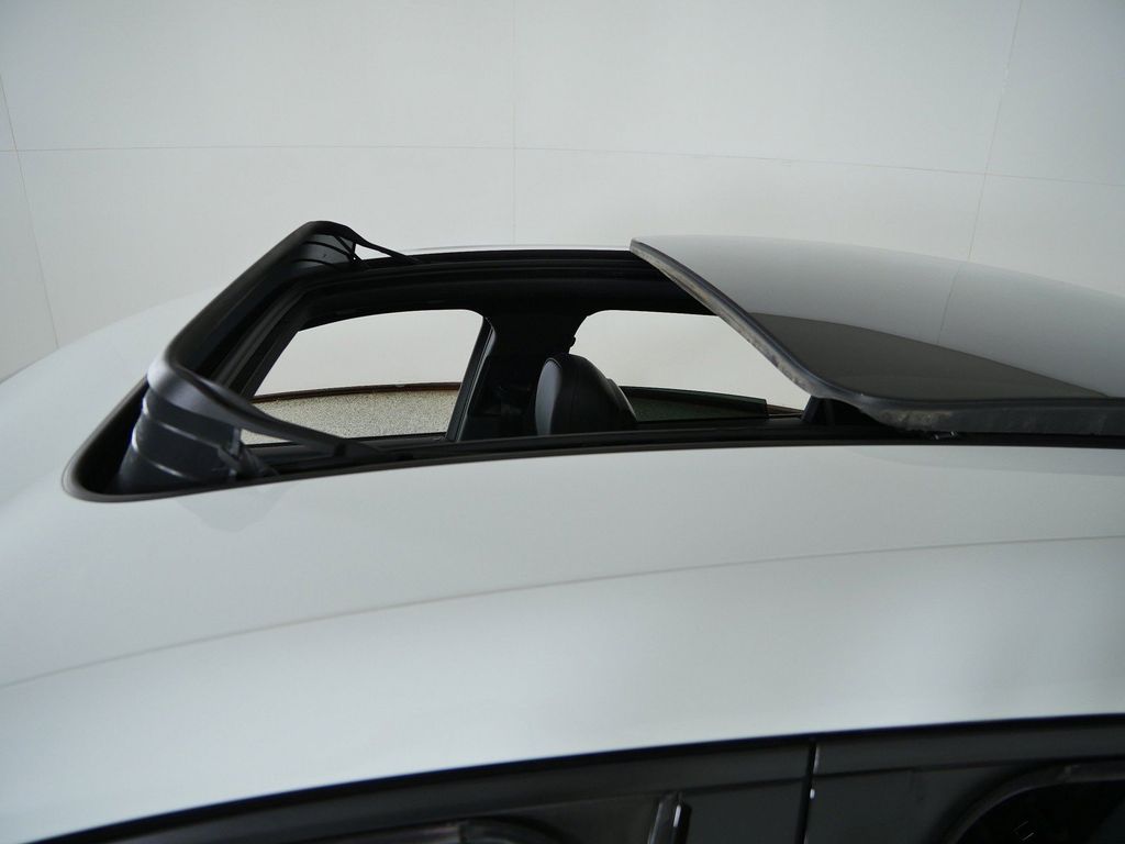 Thumbnail: 2021 Porsche Macan - 17