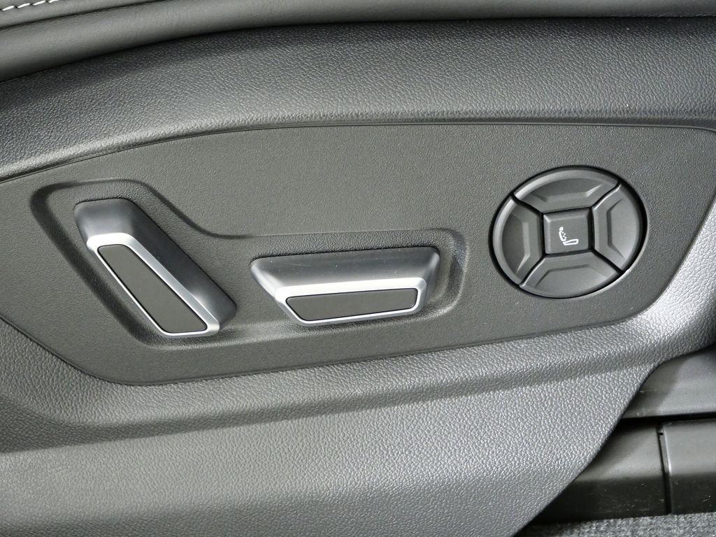 Thumbnail: 2024 Audi RS Q8 - 29