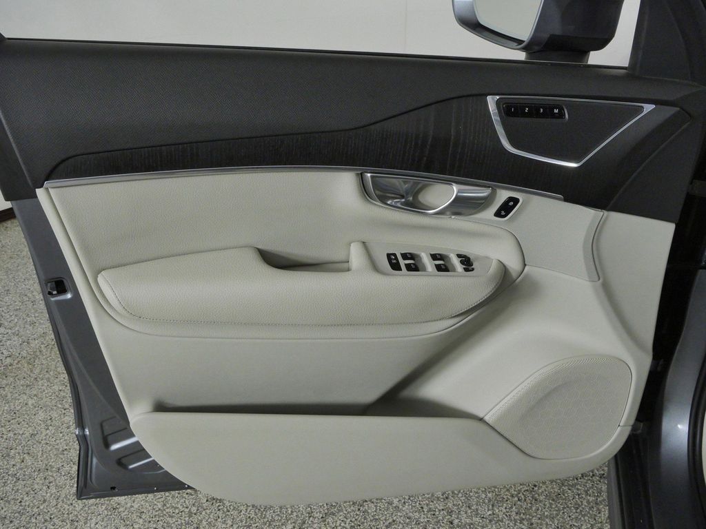 Thumbnail: 2020 Volvo XC90 - 35
