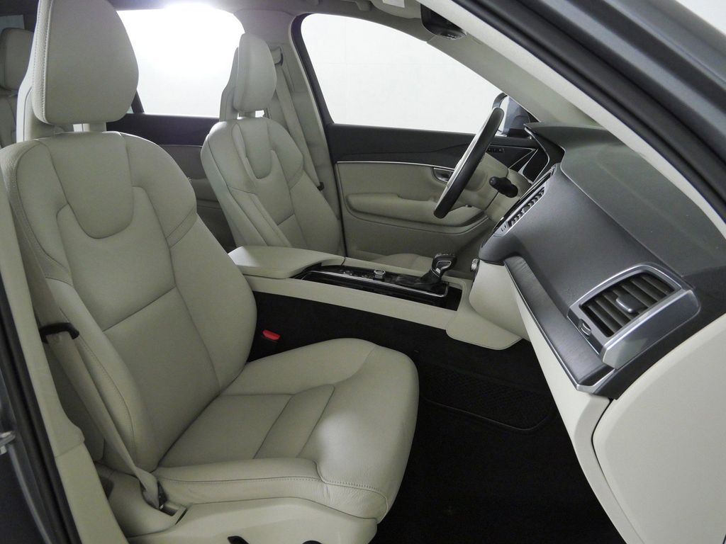 Thumbnail: 2020 Volvo XC90 - 10