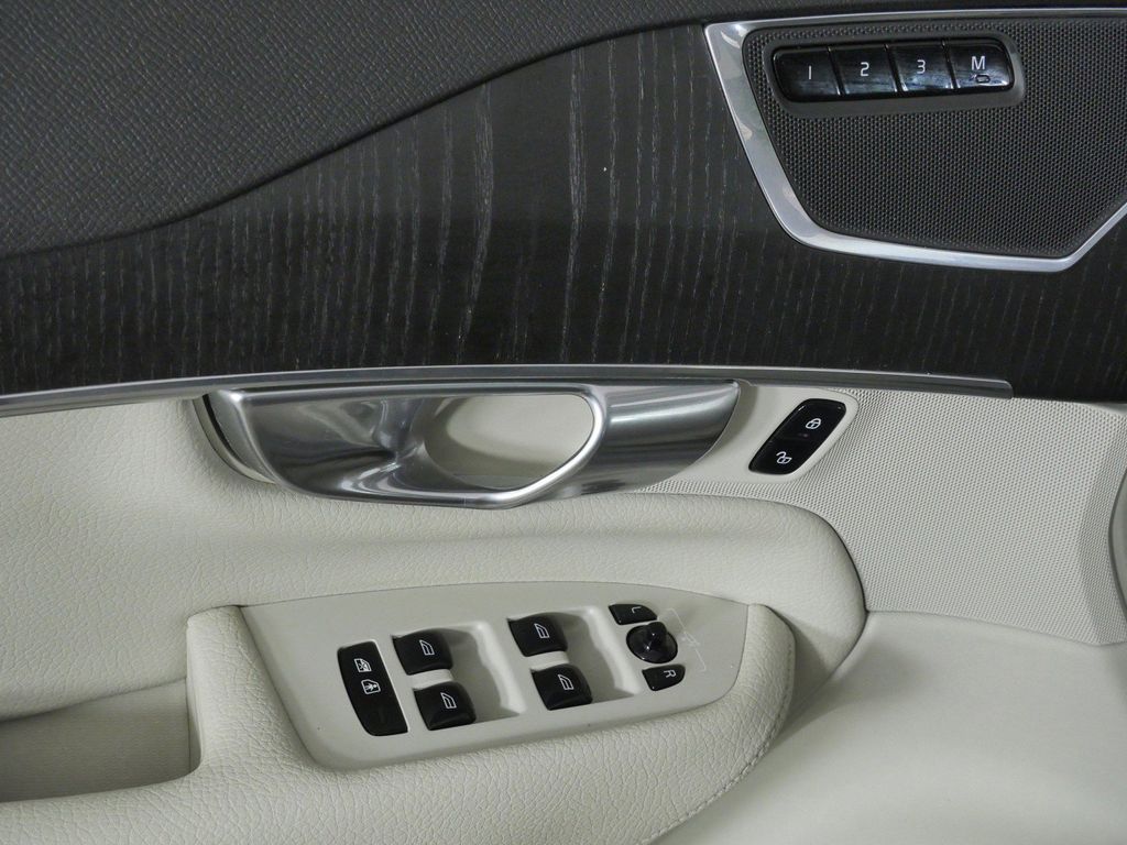 Thumbnail: 2020 Volvo XC90 - 38
