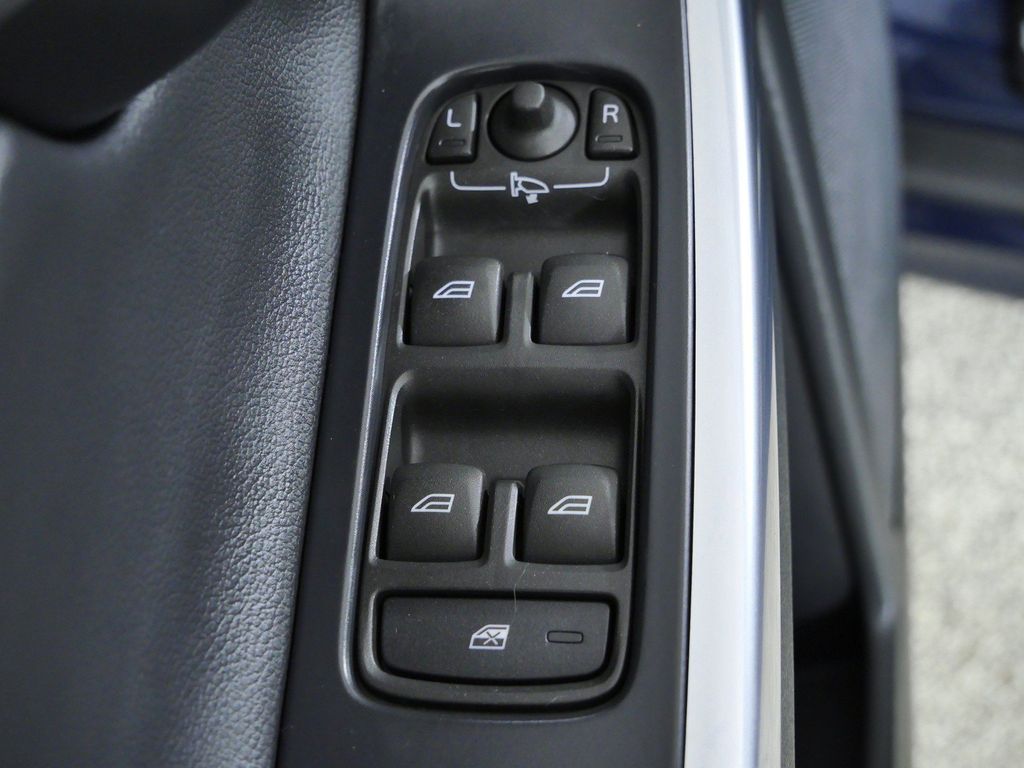 Thumbnail: 2015 Volvo XC60 - 36