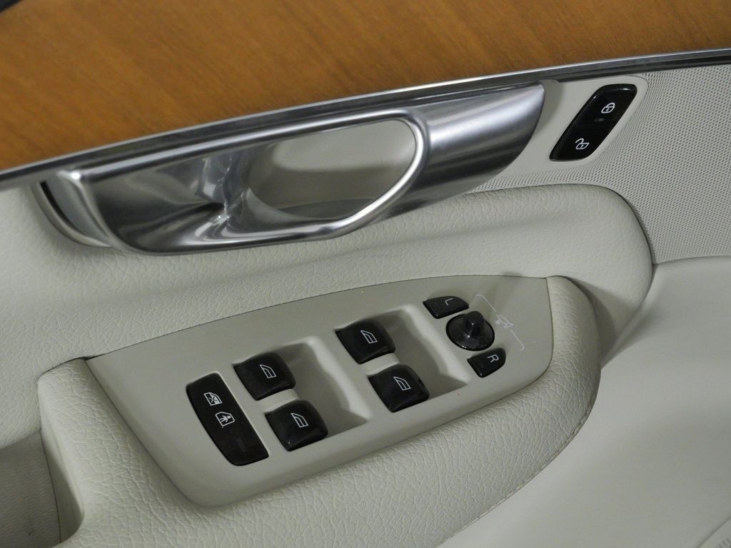 Thumbnail: 2022 Volvo XC90 - 39