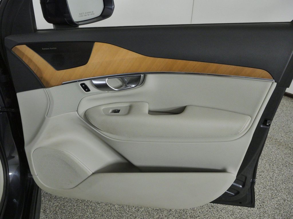 Thumbnail: 2022 Volvo XC90 - 27
