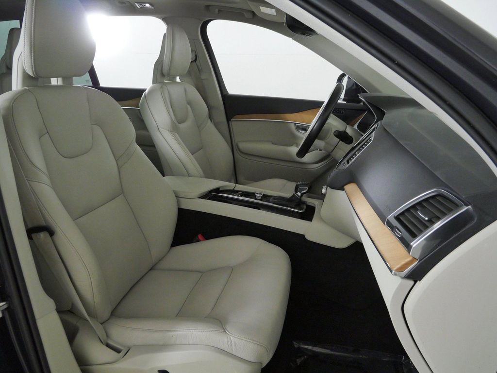 Thumbnail: 2022 Volvo XC90 - 10
