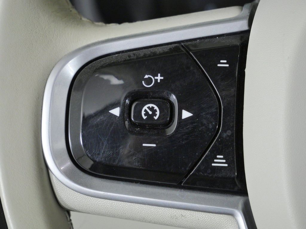 Thumbnail: 2022 Volvo XC90 - 44
