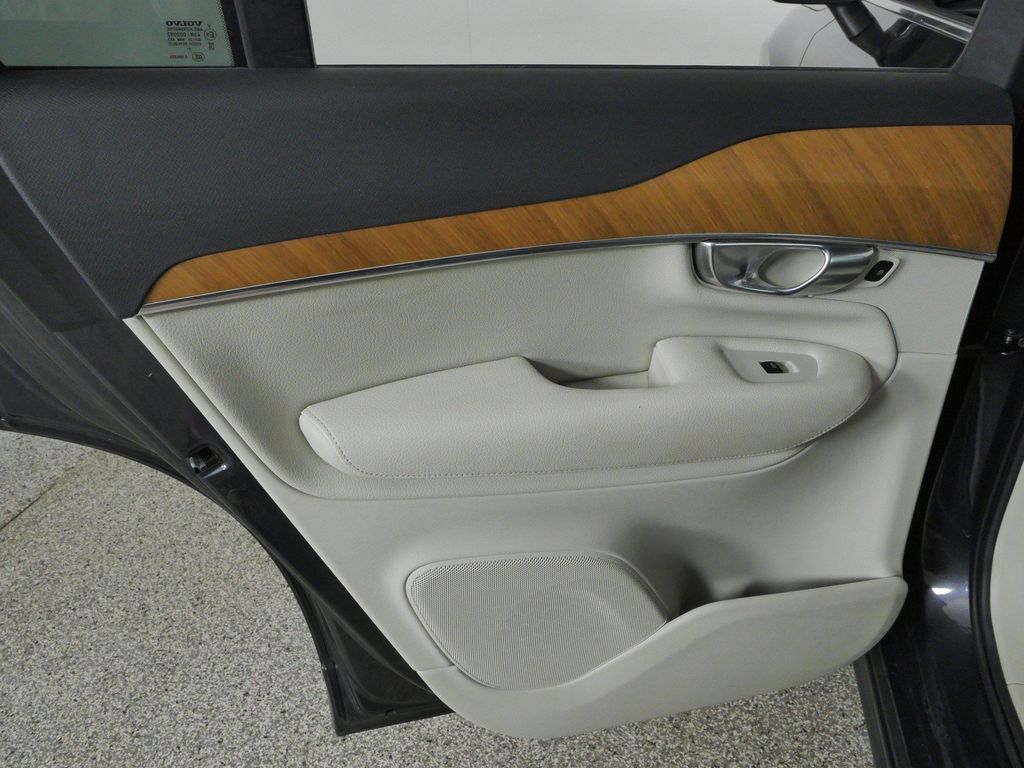 Thumbnail: 2022 Volvo XC90 - 33