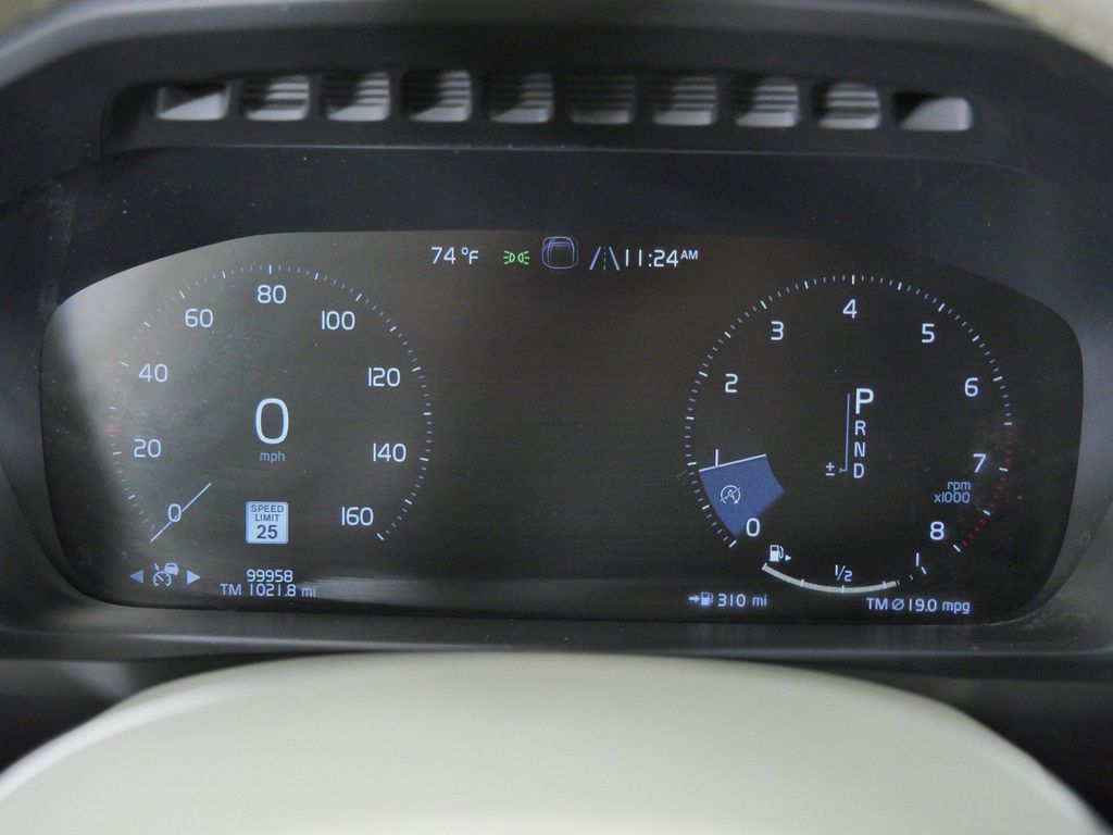 Thumbnail: 2022 Volvo XC90 - 14