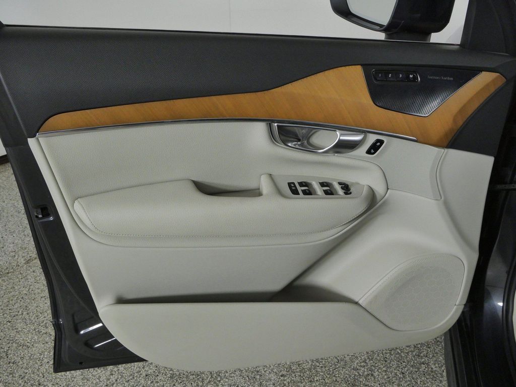Thumbnail: 2022 Volvo XC90 - 36