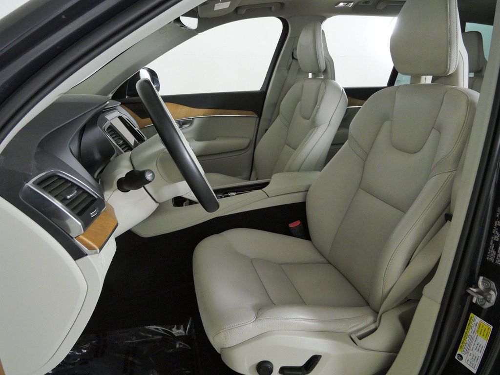 Thumbnail: 2022 Volvo XC90 - 38